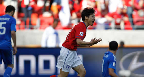 李正秀朴智星连下两城 韩国2-0完胜希腊获开门红