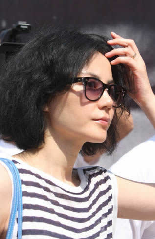 王菲热情狂挥手李亚鹏护妻子