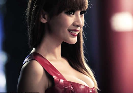 柳岩最新剧照曝光 大荧幕上秀“胸器”