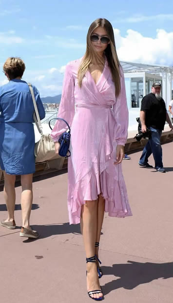 今年夏天时尚大咖们纷纷用粉色装扮自己