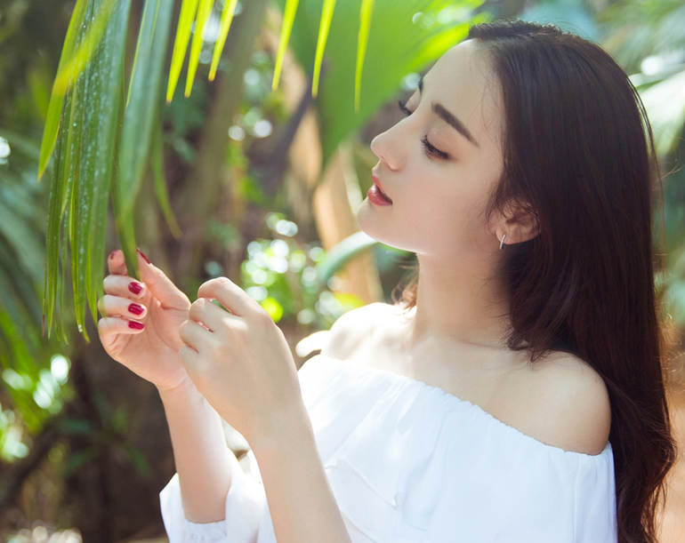 迪丽热巴漫步热带雨林 长发飘飘宛若小精灵