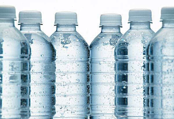 方便携带的瓶装水，把多少塑料颗粒喂进你嘴里？