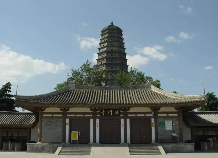 为什么别人会写“风月同天”，而你只会喊“武汉加油”？