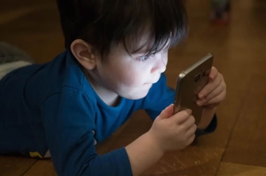 22万中国儿童调查数据提示，过度玩手机将带来长期不良影响