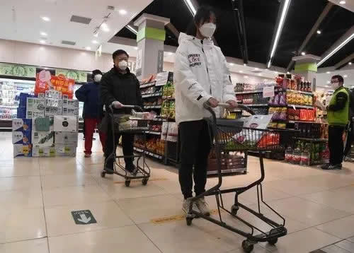 新冠病毒蔓延到底有多迅猛？实验显示：1分钟扩散整个超市通